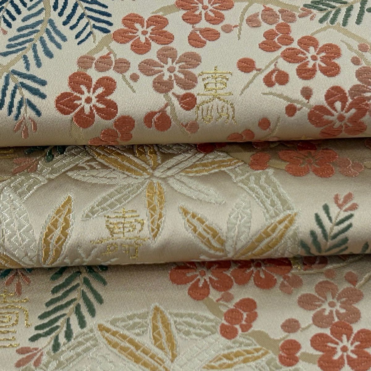 【美品】 袋帶 逸品級 となみ織物 落款あり 關西裁縫 松樹竹子梅花壽文 金絲 刺繡 米色 六通 純蠶絲