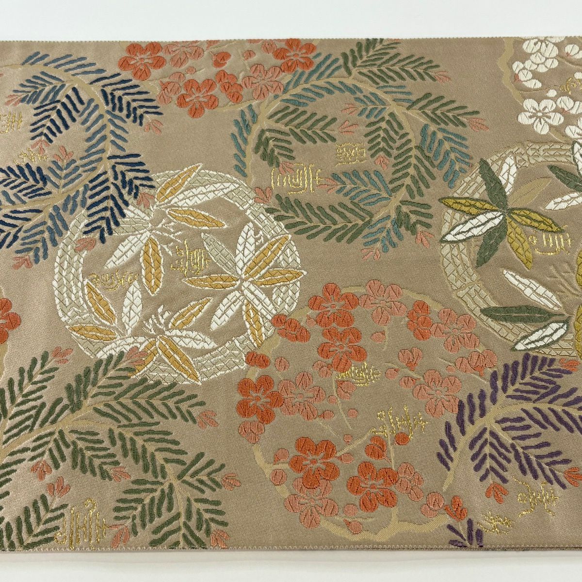 【美品】 袋帶 逸品級 となみ織物 落款あり 關西裁縫 松樹竹子梅花壽文 金絲 刺繡 米色 六通 純蠶絲
