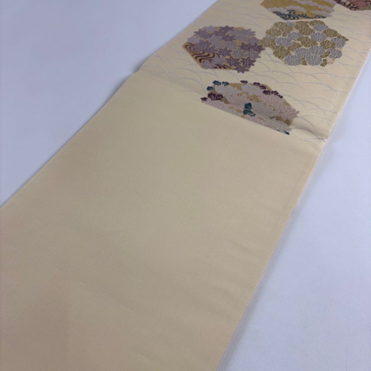 【美品】 袋帶 名品級 龜甲小花詰紋 芝 金金箔 金銀彩 米色 六通 純蠶絲