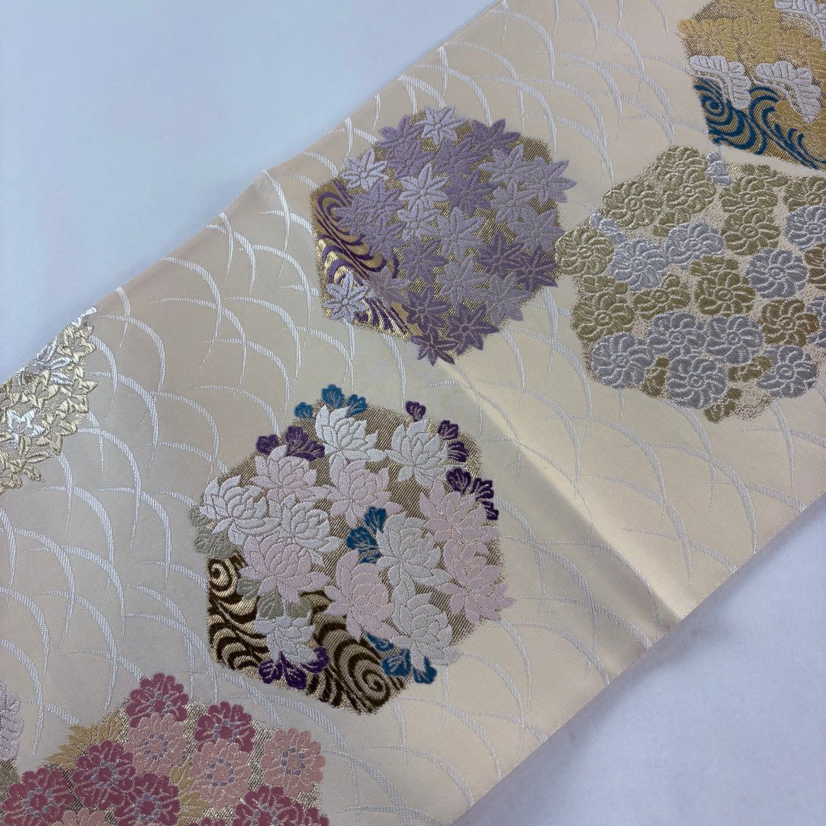 【美品】 袋帶 名品級 龜甲小花詰紋 芝 金金箔 金銀彩 米色 六通 純蠶絲