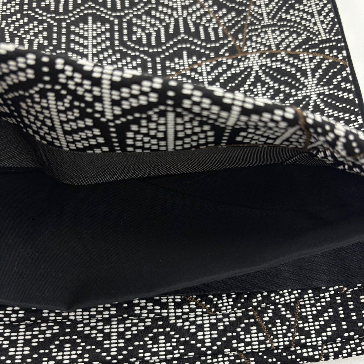 【美品】 袋帶 秀品級 有職紋樣 若松樹 刺繡 黑 六通 純蠶絲