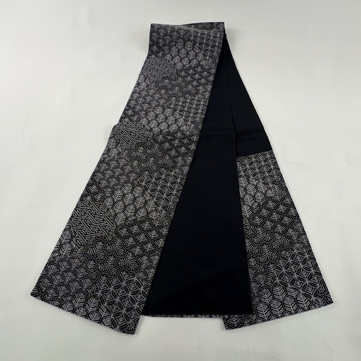 【美品】 袋帶 秀品級 有職紋樣 若松樹 刺繡 黑 六通 純蠶絲