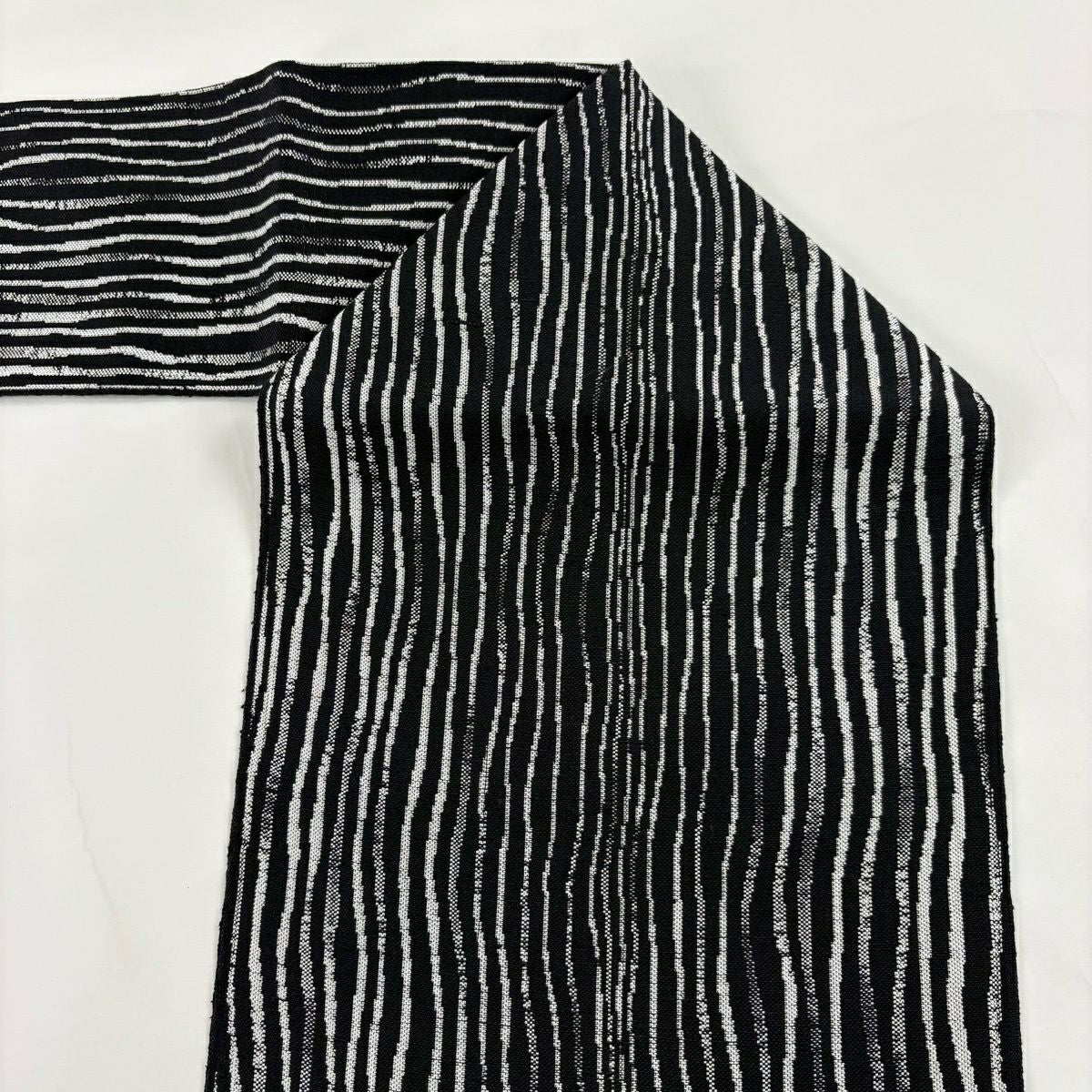 【美品】 名古屋帶 秀品級 八寸名古屋帶 紬織織地 よろけ縞 黑 純蠶絲
