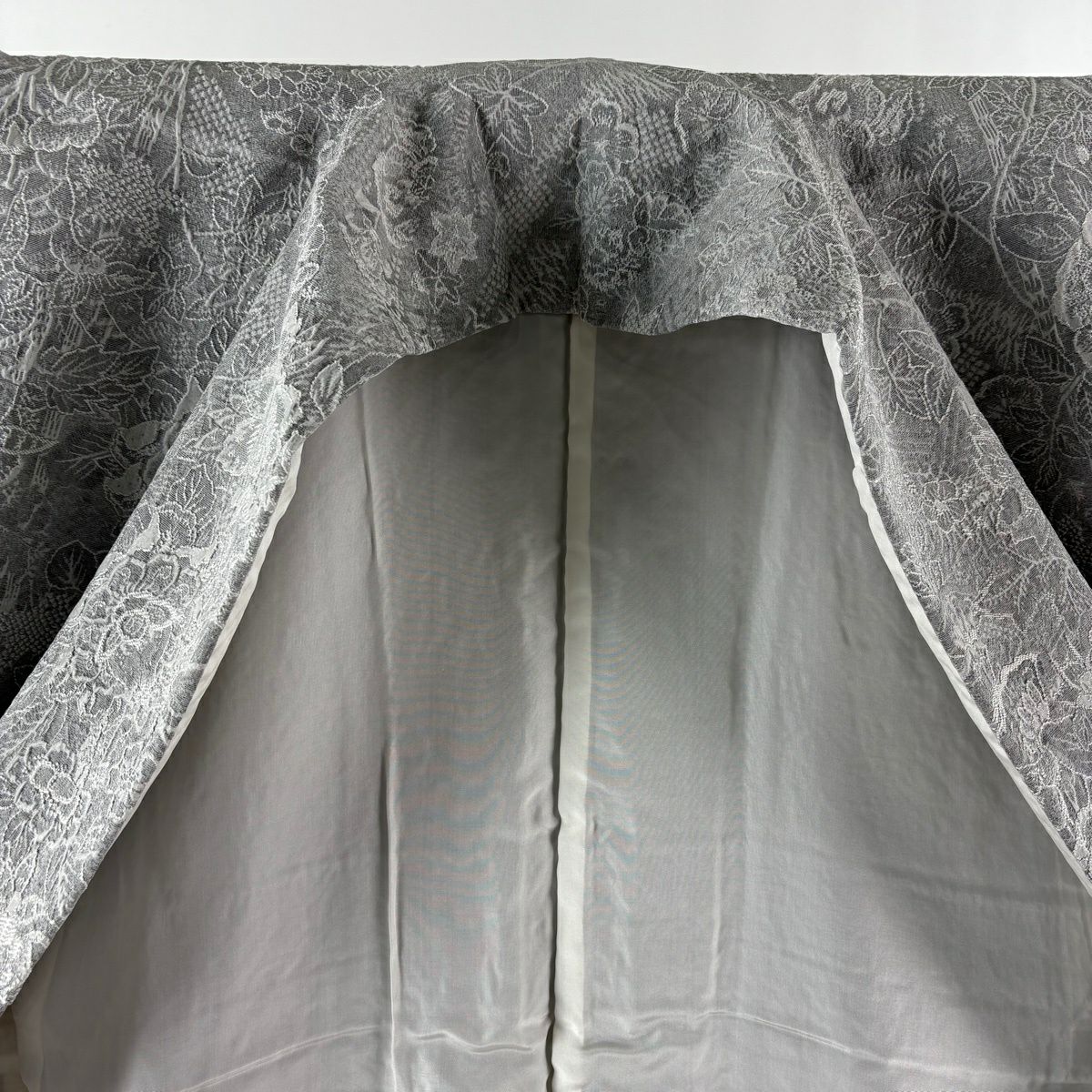 【美品】 小紋 身長159cm 袖長65cm M 雙層 山岡古都 證書附帶 草花紋紋意匠 灰色 純蠶絲 逸品級