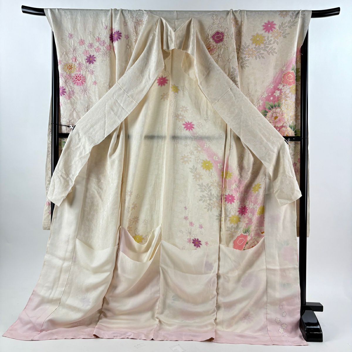 振袖禮服 身長186cm 袖長73cm 未仕立 純蠶絲 翠山工房 假絵羽 落款 牡丹 草花紋紋 金銀彩 絞染 米色 逸品級
