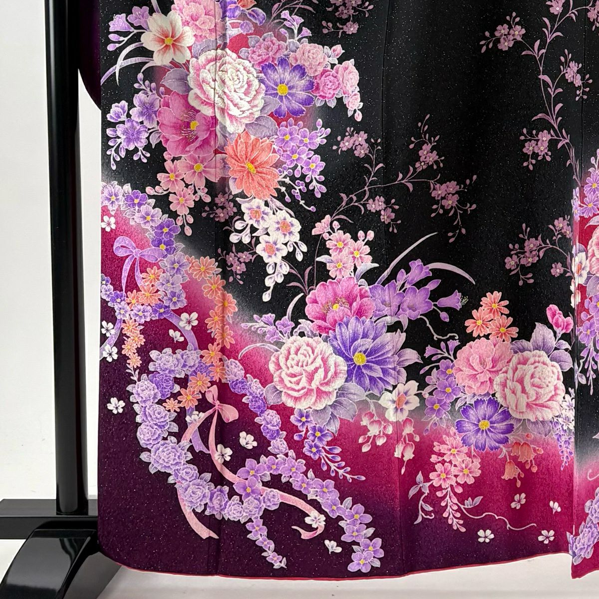【美品】振袖禮服 身長163cm 袖長65.5cm M 雙層 草花紋紋 薔薇 金銀彩 黑 純蠶絲 逸品級