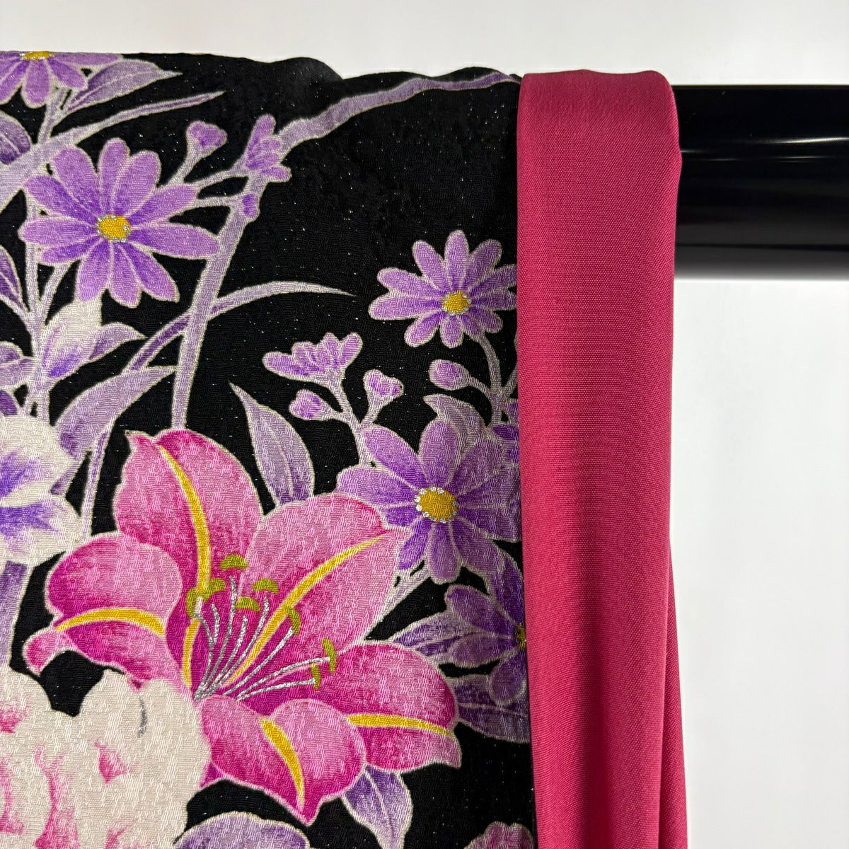 【美品】振袖禮服 身長163cm 袖長65.5cm M 雙層 草花紋紋 薔薇 金銀彩 黑 純蠶絲 逸品級