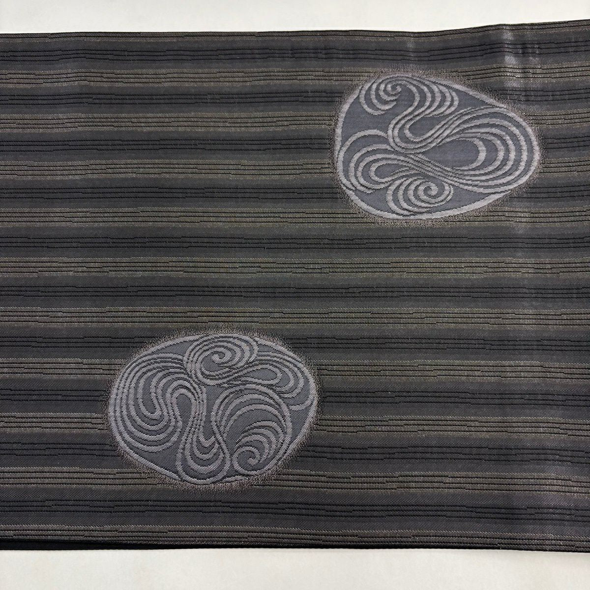 【美品】 袋帶 逸品級 加納幸 落款あり 縞模樣 波 金金箔 黑灰 お太鼓柄 純蠶絲
