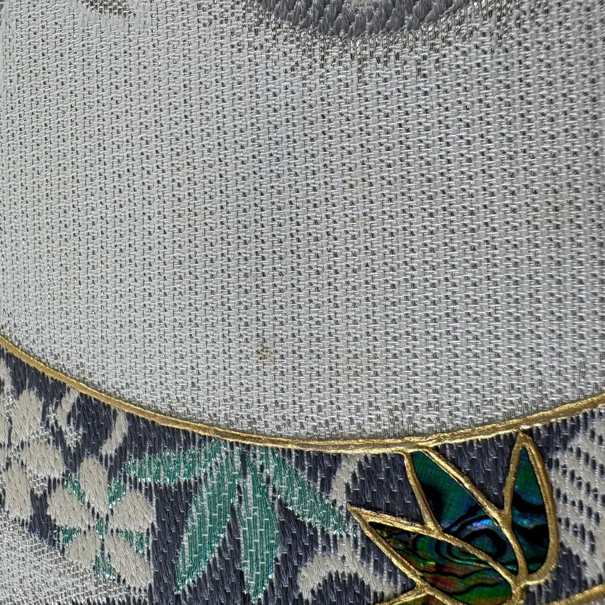 【美品】 袋帶 逸品級 藤本隆士 落款 唐草紋 松樹竹子梅花 螺鈿 銀線 白色 お太鼓圖案 純蠶絲