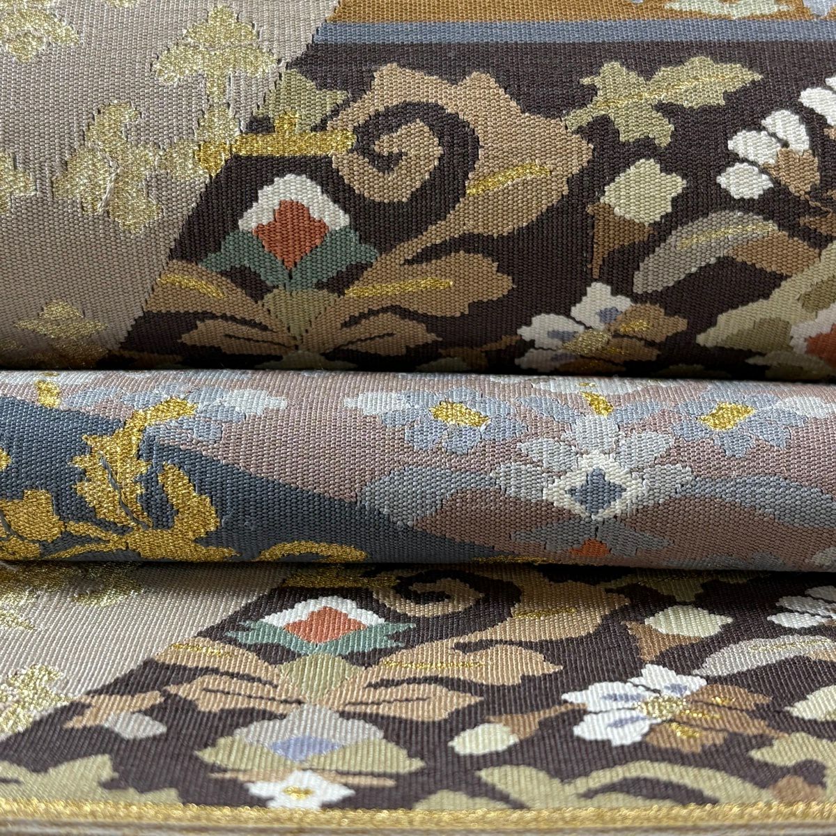 【美品】 袋帶 逸品級 草花紋 金糸 灰茶 お太鼓柄 純蠶絲