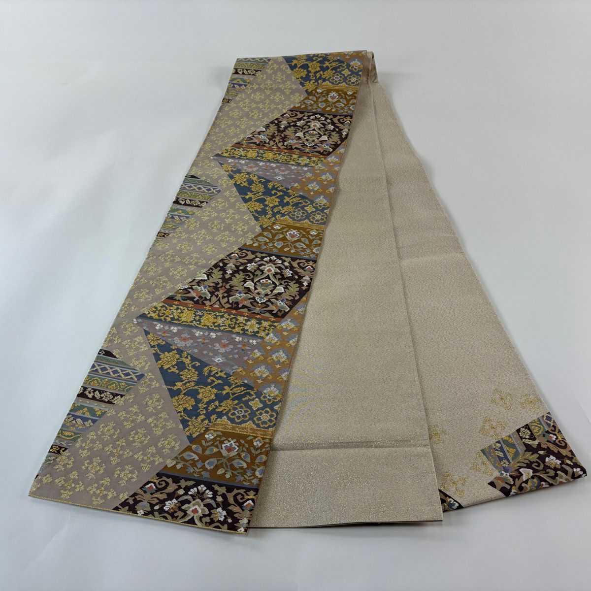 【美品】 袋帶 逸品級 草花紋 金糸 灰茶 お太鼓柄 純蠶絲