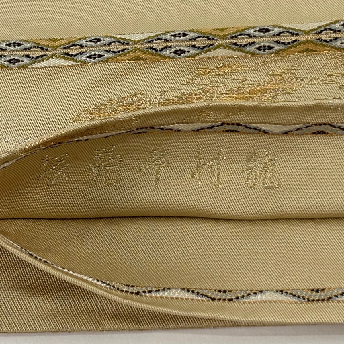 袋帶 逸品級 龍村平蔵 落款あり 幾何學圖案 金銀彩 金金箔 米色 大鼓圖案 純蠶絲