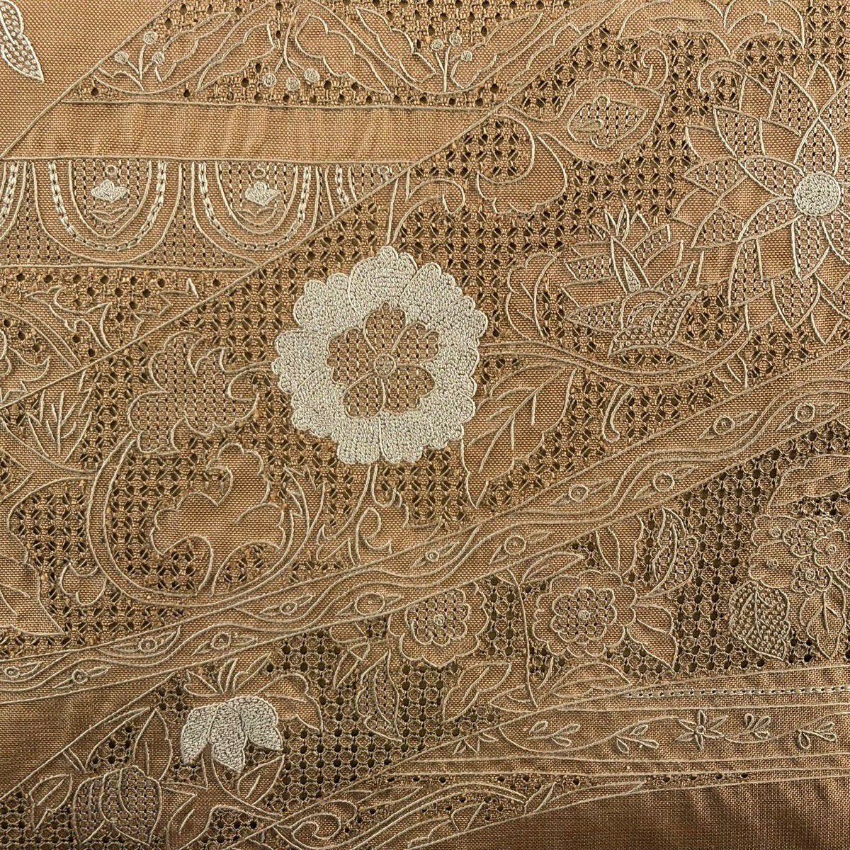 【美品】名古屋帶 秀品級 紬織織 花唐草紋 草花紋刺繡 山吹茶 純蠶絲