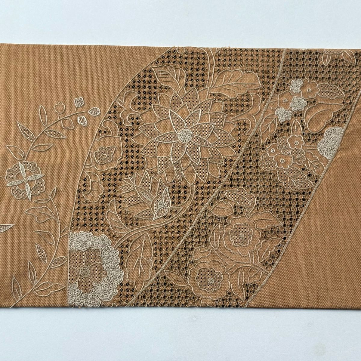 【美品】名古屋帶 秀品級 紬織織 花唐草紋 草花紋刺繡 山吹茶 純蠶絲