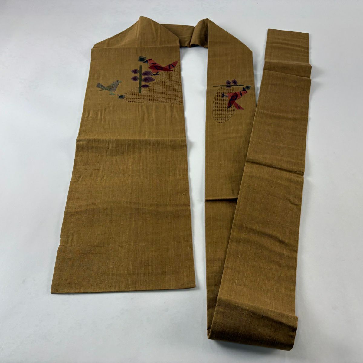 【美品】 名古屋帶 優品級 紬織織 鳥 草花紋刺繡 山吹茶 純蠶絲