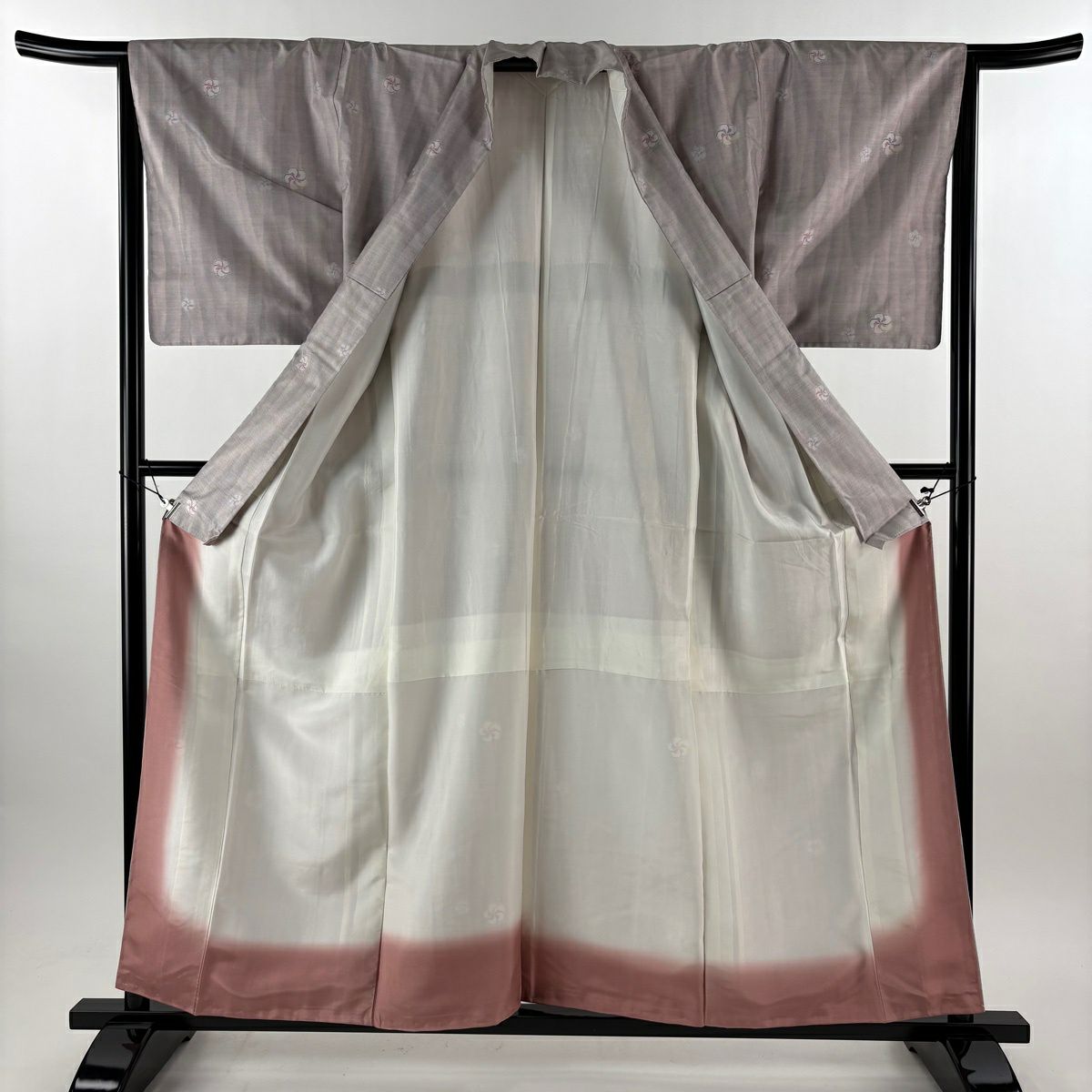 【美品】 大島紬織 身長157.5cm 袖長64.5cm M 雙層 都喜ヱ門 證書附帶 旋梅花 斜條 灰紫 純蠶絲 逸品級
