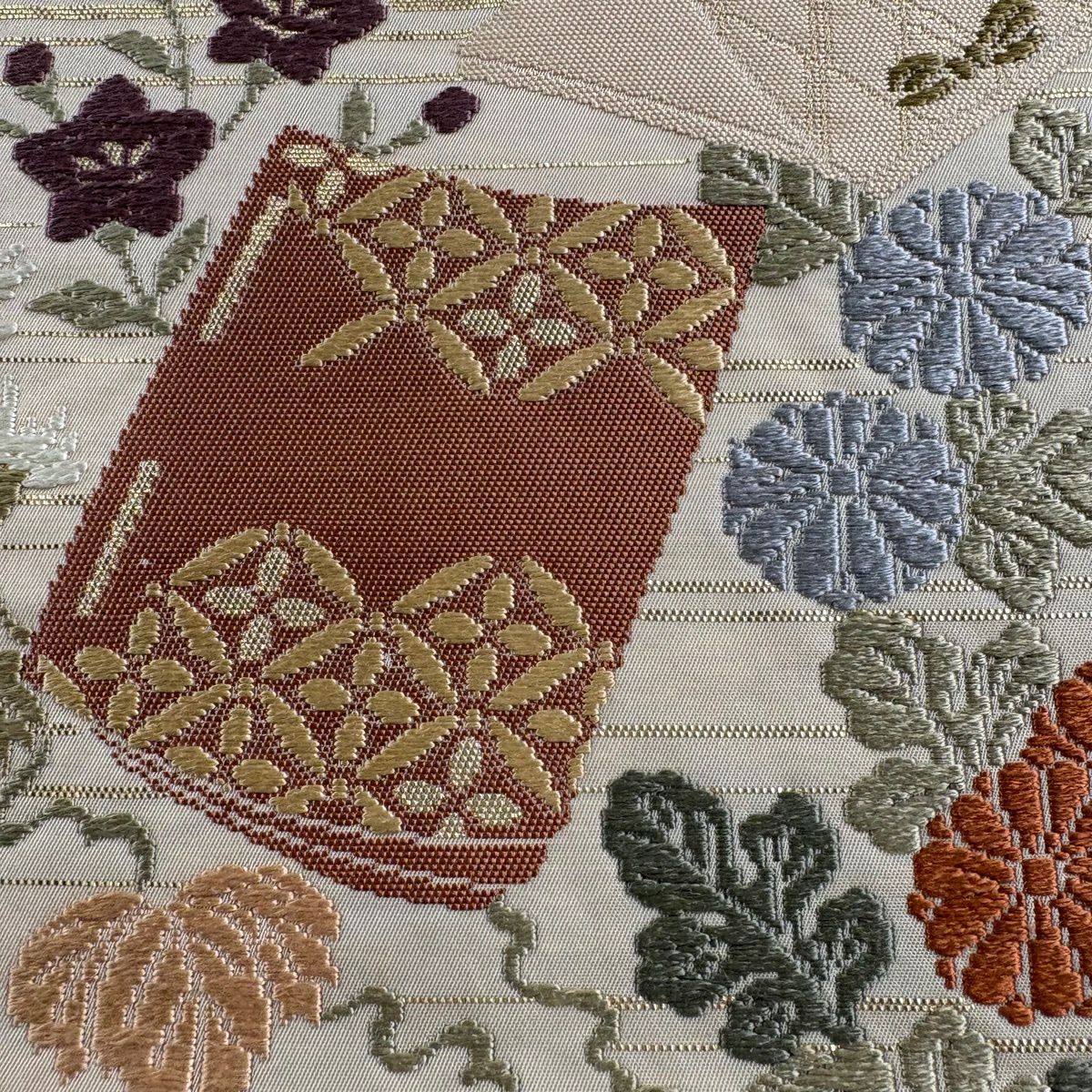 【美品】 袋帶 秀品級 冊子 草花紋紋 唐織 金金箔 米色 六通 純蠶絲