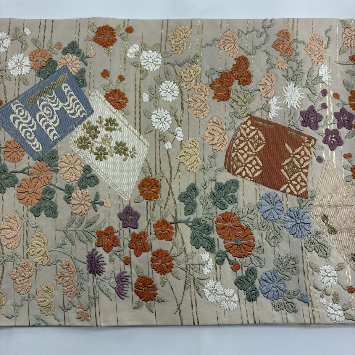 【美品】 袋帶 秀品級 冊子 草花紋紋 唐織 金金箔 米色 六通 純蠶絲