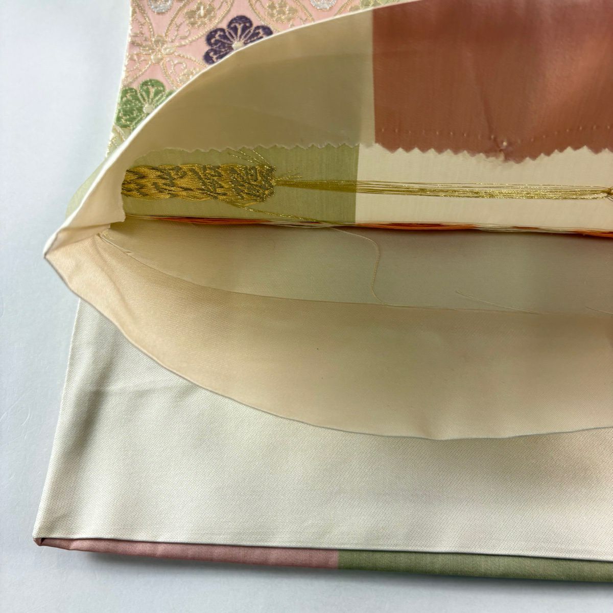 【美品】 袋帶 秀品級 七寶唐花紋 彩寶唐織 金金箔 米色 六通 純蠶絲