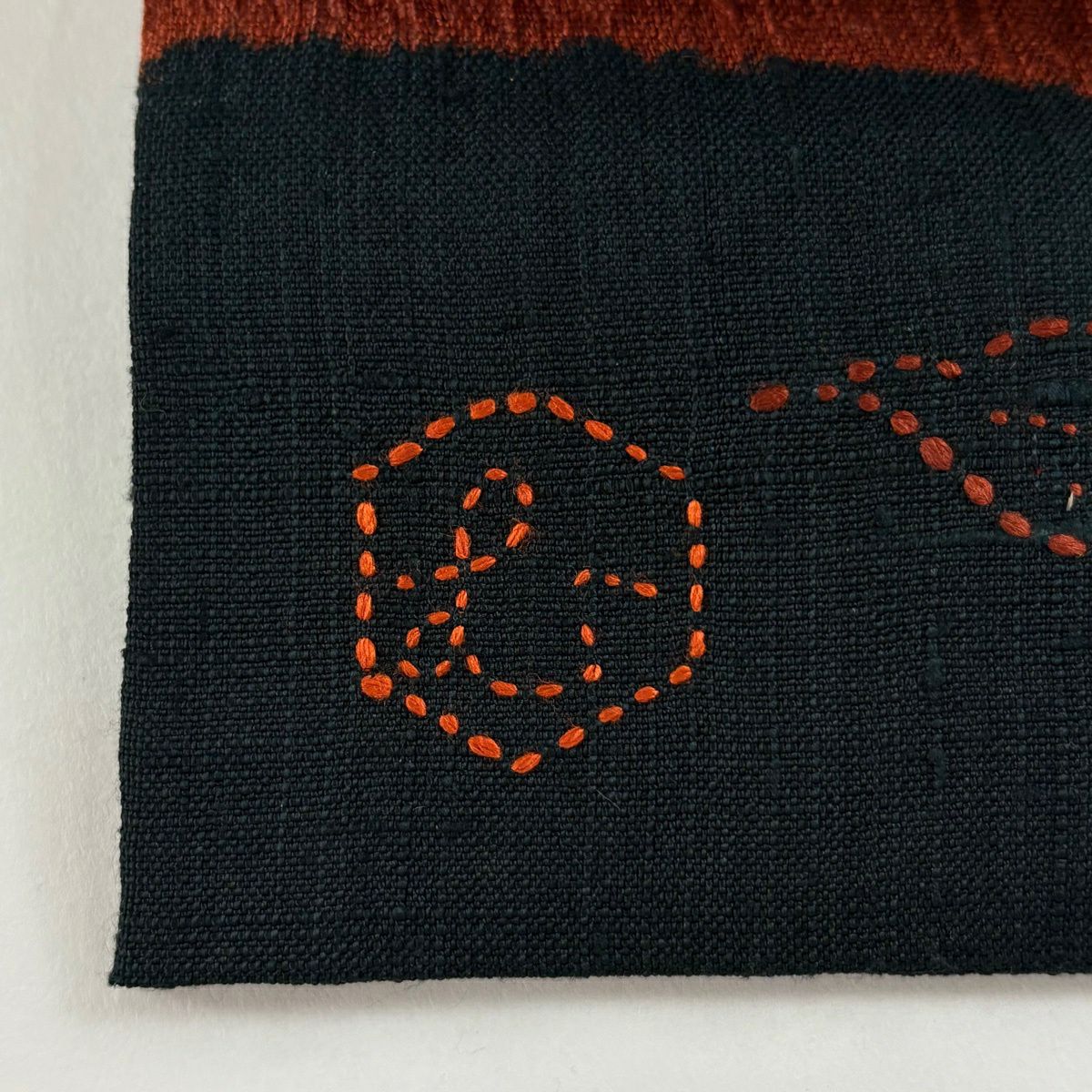 【美品】名古屋帶 秀品級 紬織織 花唐草紋 刺繡 墨 純蠶絲