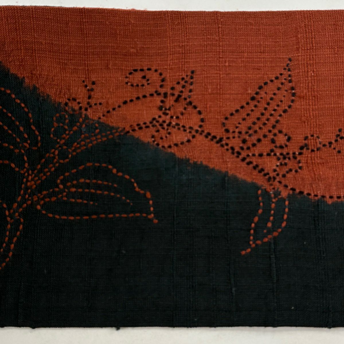 【美品】名古屋帶 秀品級 紬織織 花唐草紋 刺繡 墨 純蠶絲