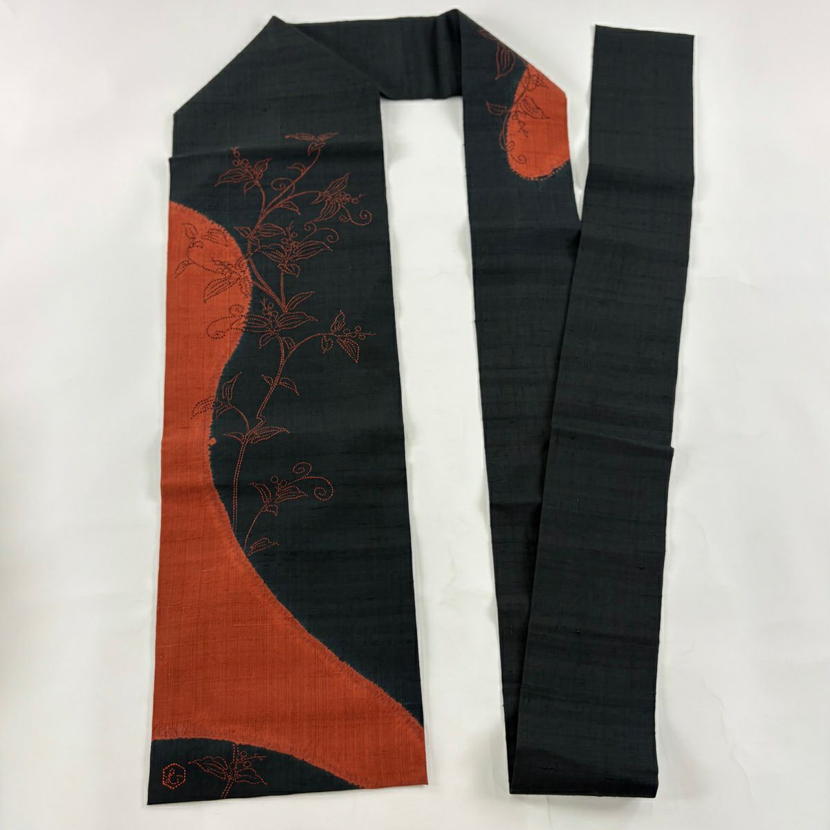【美品】名古屋帶 秀品級 紬織織 花唐草紋 刺繡 墨 純蠶絲