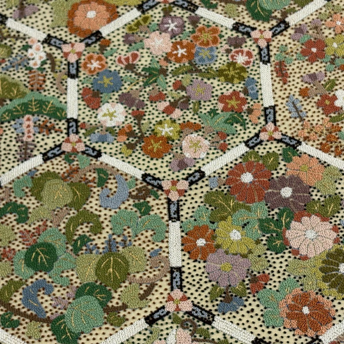 【美品】 袋帶 逸品級 龜甲 草花紋紋 相良刺繡 金絲 米色 大鼓圖案 純蠶絲