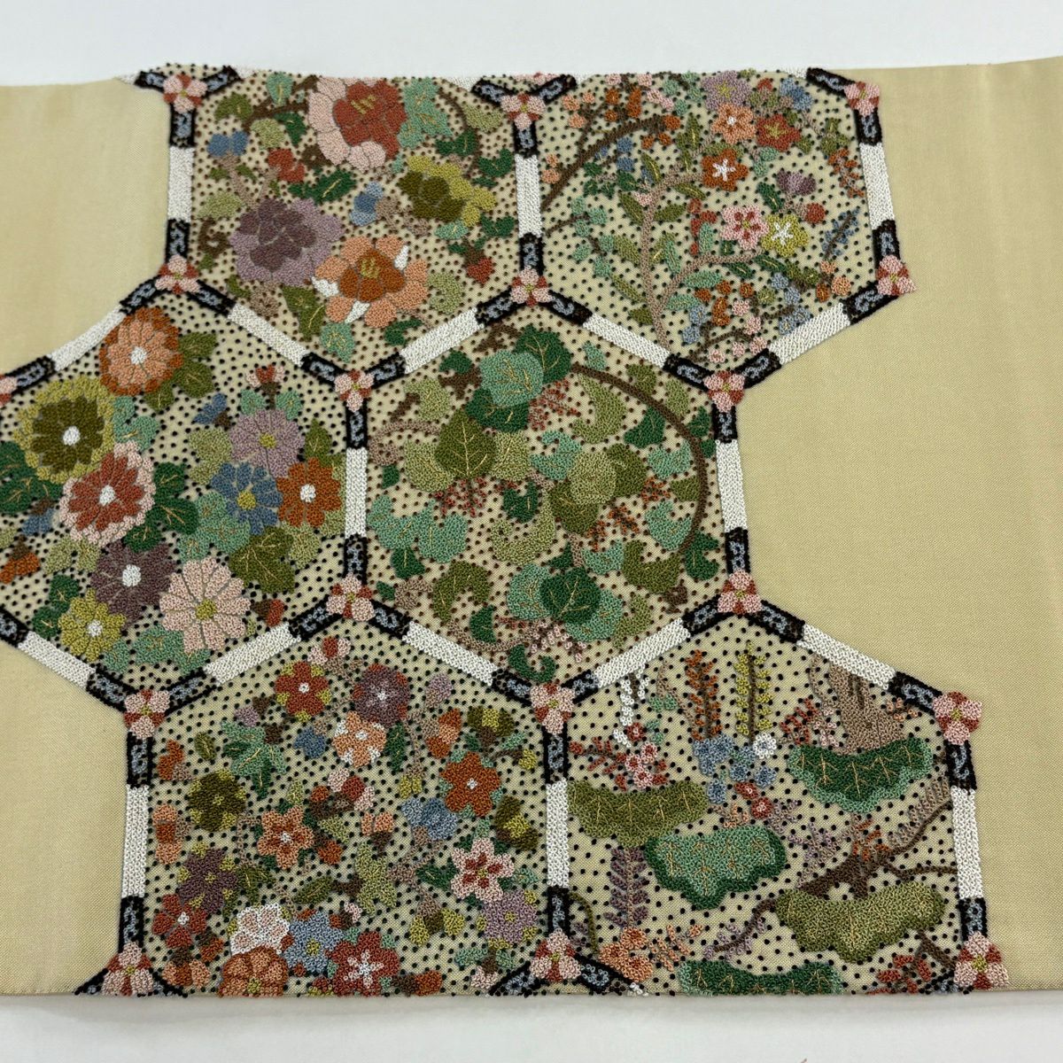 【美品】 袋帶 逸品級 龜甲 草花紋紋 相良刺繡 金絲 米色 大鼓圖案 純蠶絲