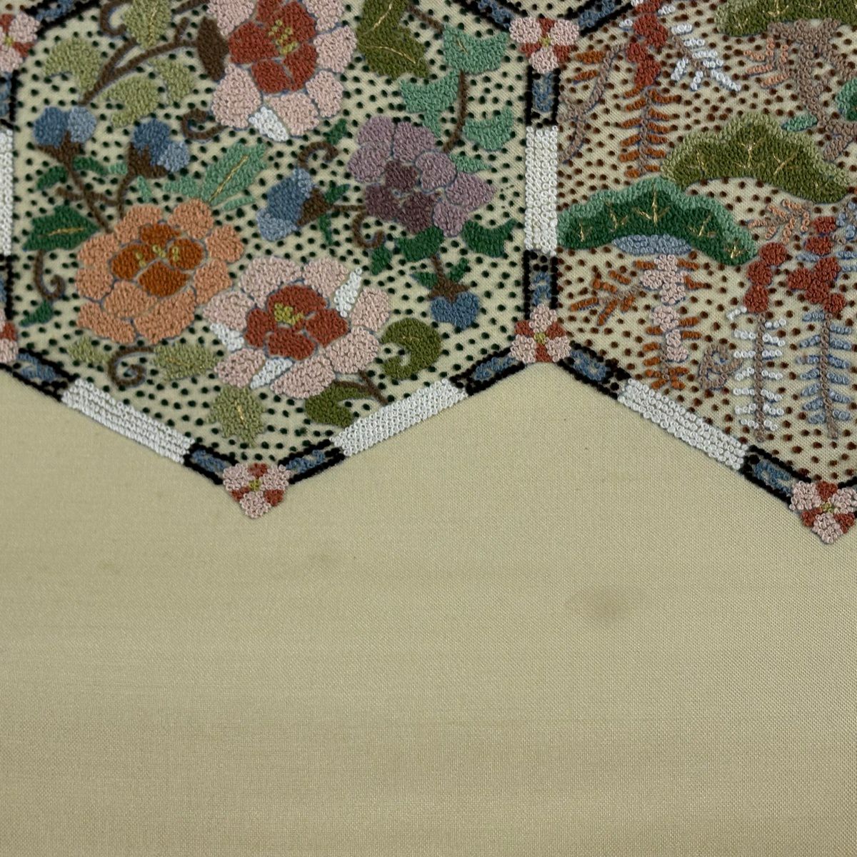 【美品】 袋帶 逸品級 龜甲 草花紋紋 相良刺繡 金絲 米色 大鼓圖案 純蠶絲