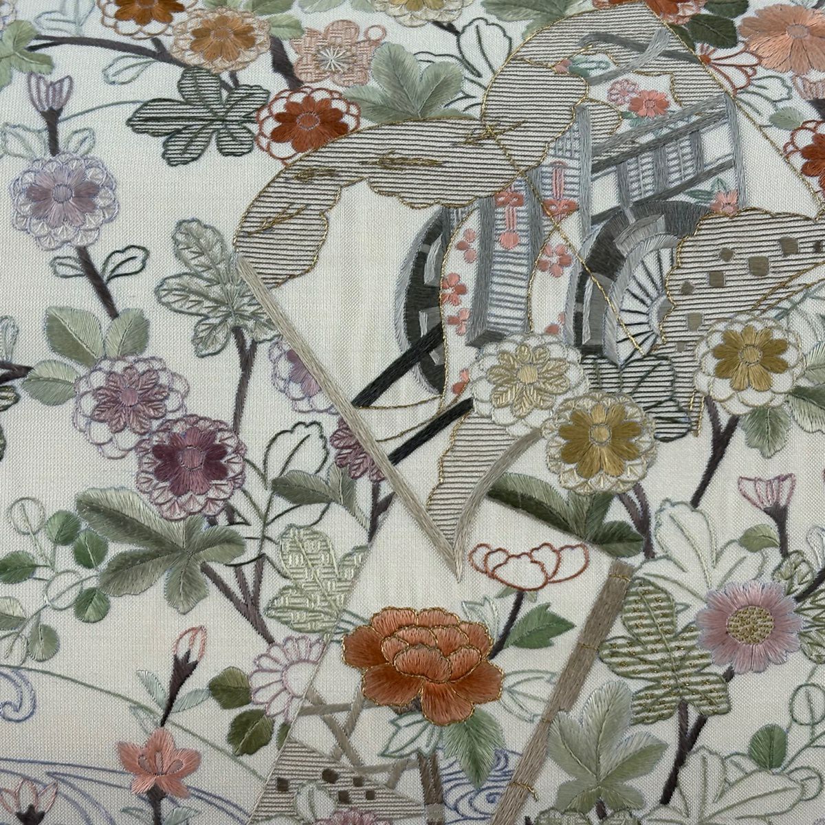 【美品】 袋帶 名品級 冊子 草花紋刺繡 金線 奶油色 大鼓圖案 純蠶絲