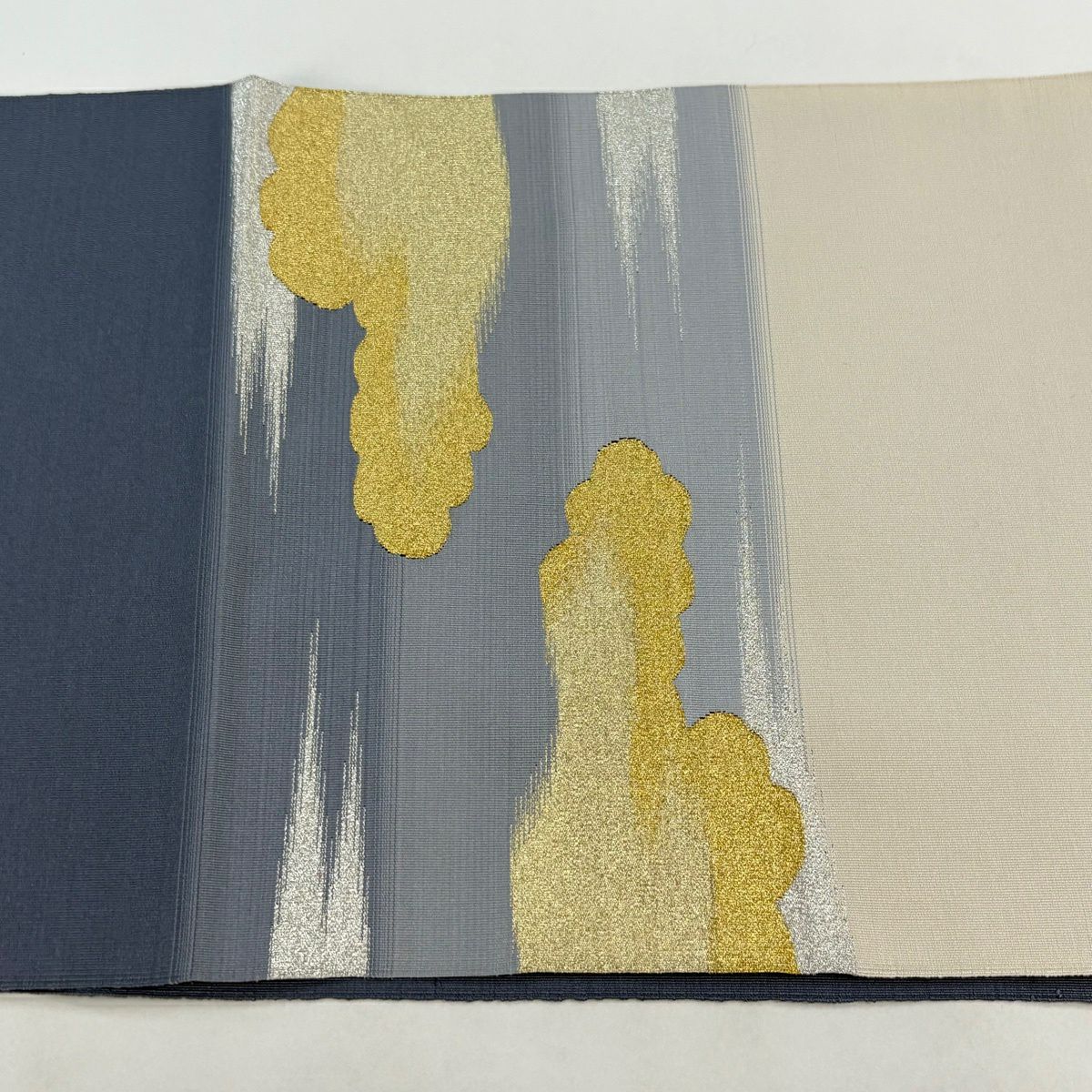 【美品】 名古屋帶 優品級 八寸名古屋帶 松樹葉仕立 雲紋 霞 金銀彩 青灰色 純蠶絲