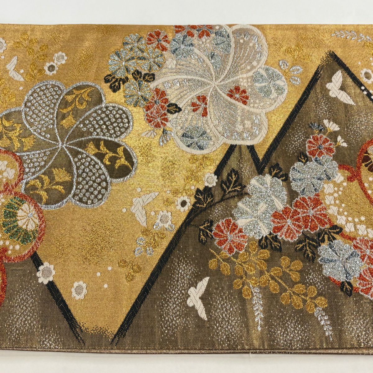 【美品】 袋帶 秀品級 草花紋紋 蝶 金金箔 唐織 金 六通 純蠶絲