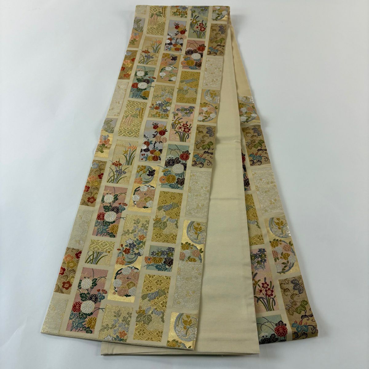 【美品】 袋帶 秀品級 短冊 草花紋 金糸 金金箔 米色 六通 純蠶絲