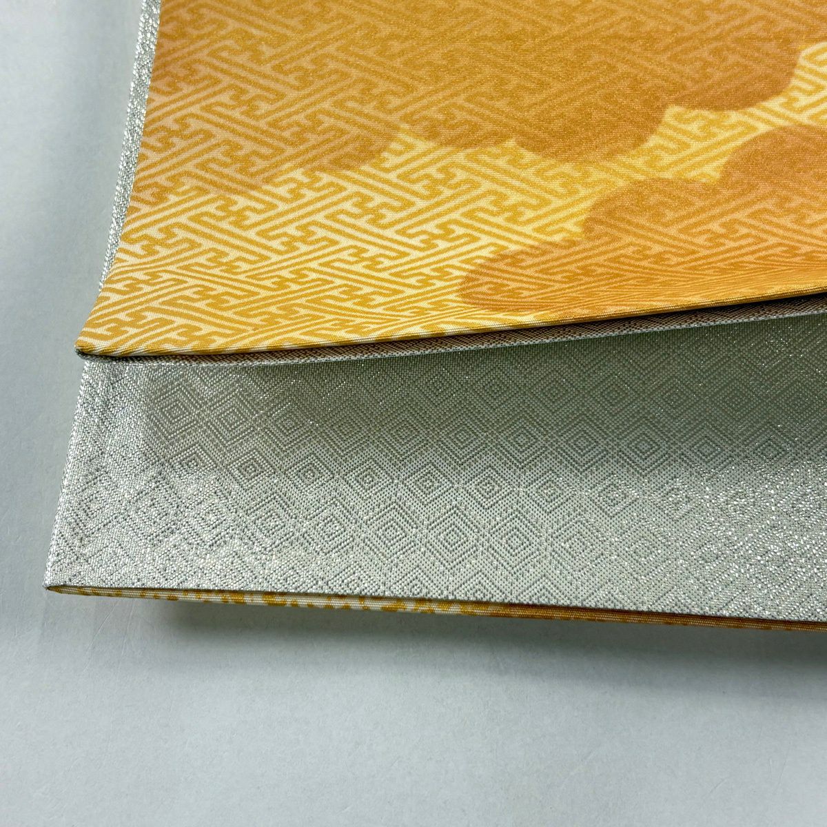 【美品】 袋帶 秀品級 落款あり 草花紋紋 紗綾形 金彩裝飾 山吹 深藍色 お太鼓柄 純蠶絲