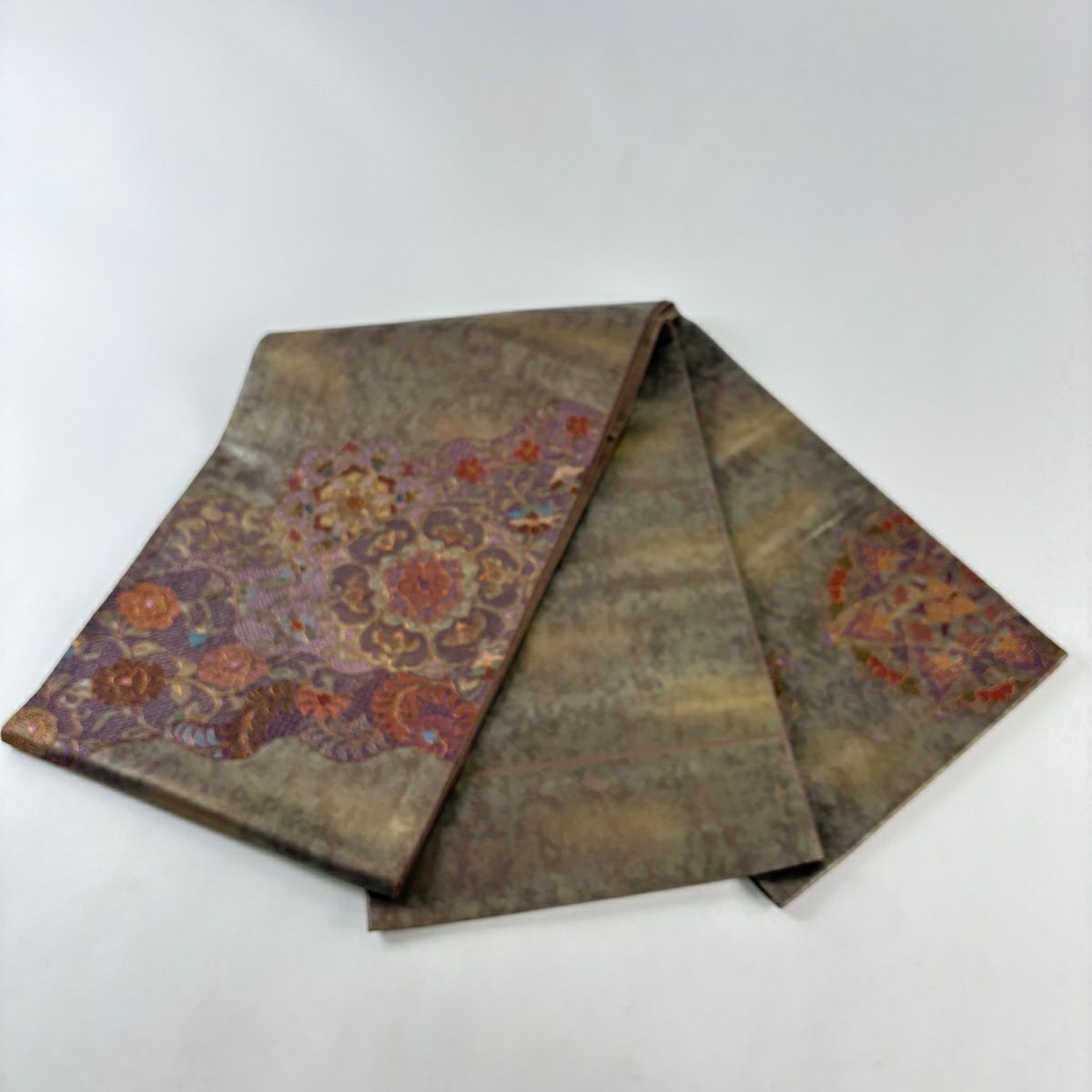 【美品】 袋帶 秀品級 華紋 花唐草紋 刺繡 茶綠 お太鼓圖案 純蠶絲