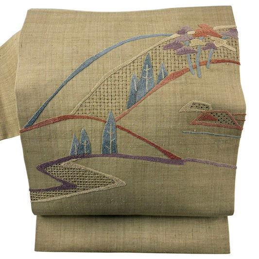 【美品】名古屋帶 秀品級 關西仕立 紬織織 樹木 流水 相良刺繡 薄茶 純蠶絲