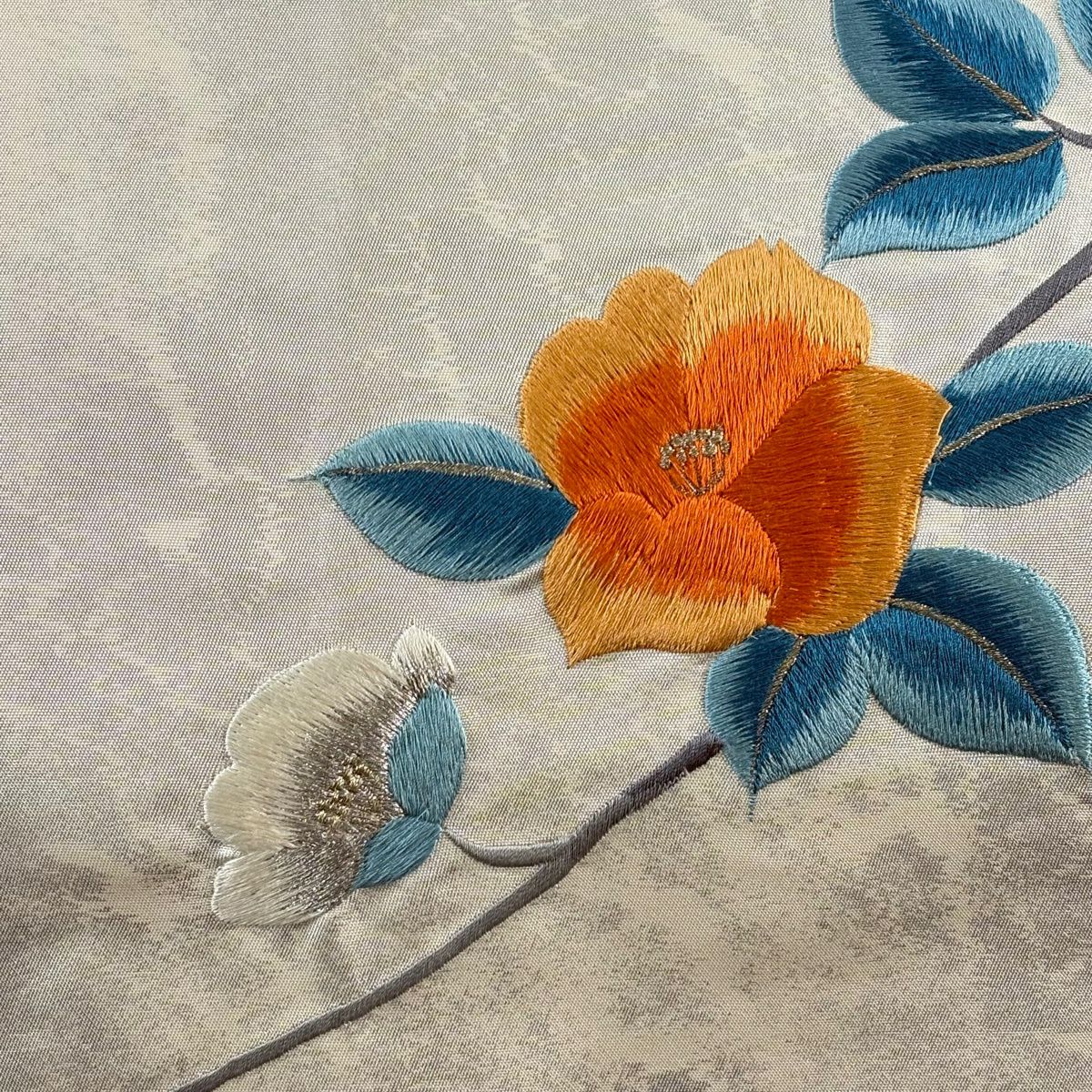 【美品】 名古屋帶 優品級 枝花 金銀彩 刺繡 奶油色 純蠶絲