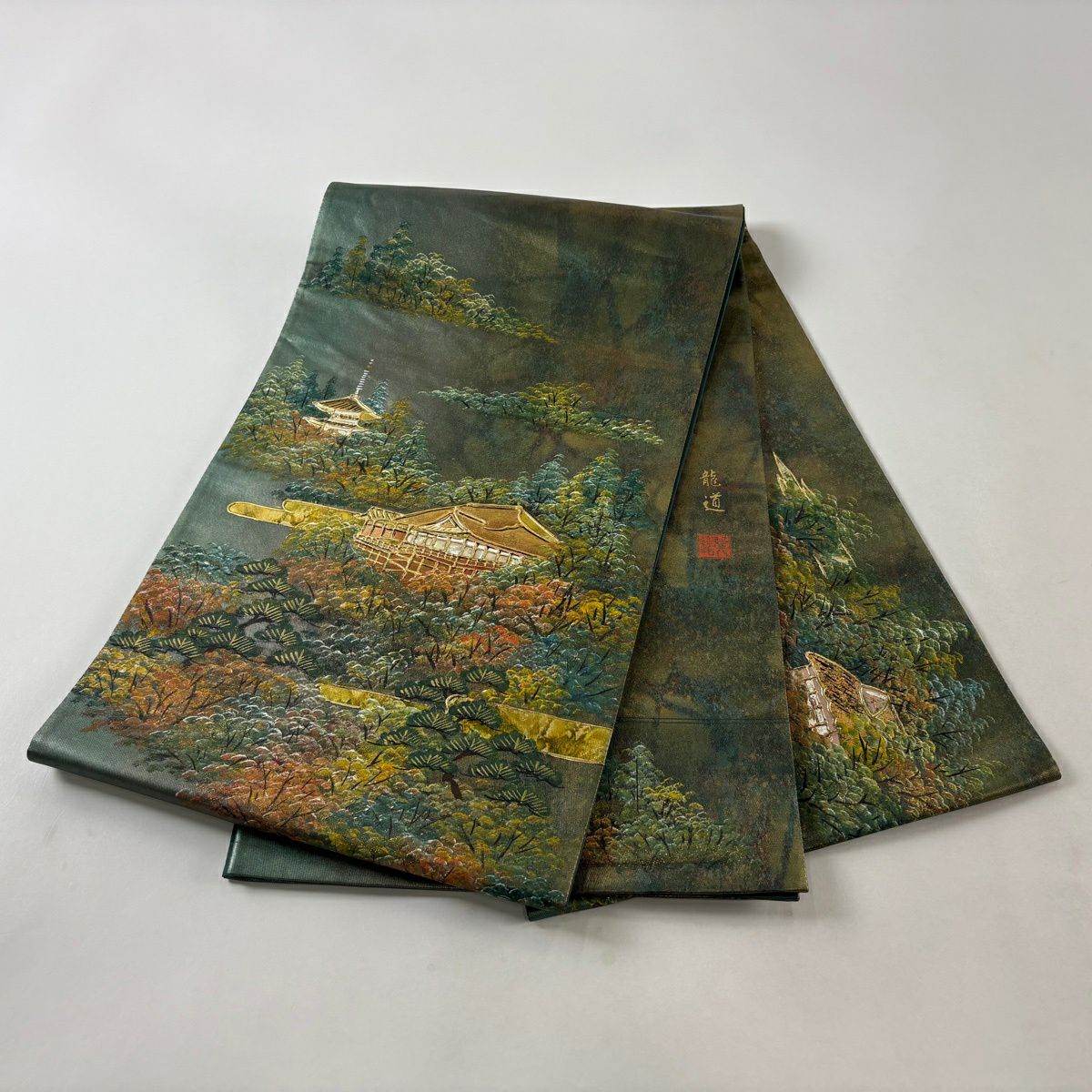【美品】 袋帶 名品級 落款あり 建物 松樹 螺鈿 金銀彩 灰綠 お太鼓柄 純蠶絲