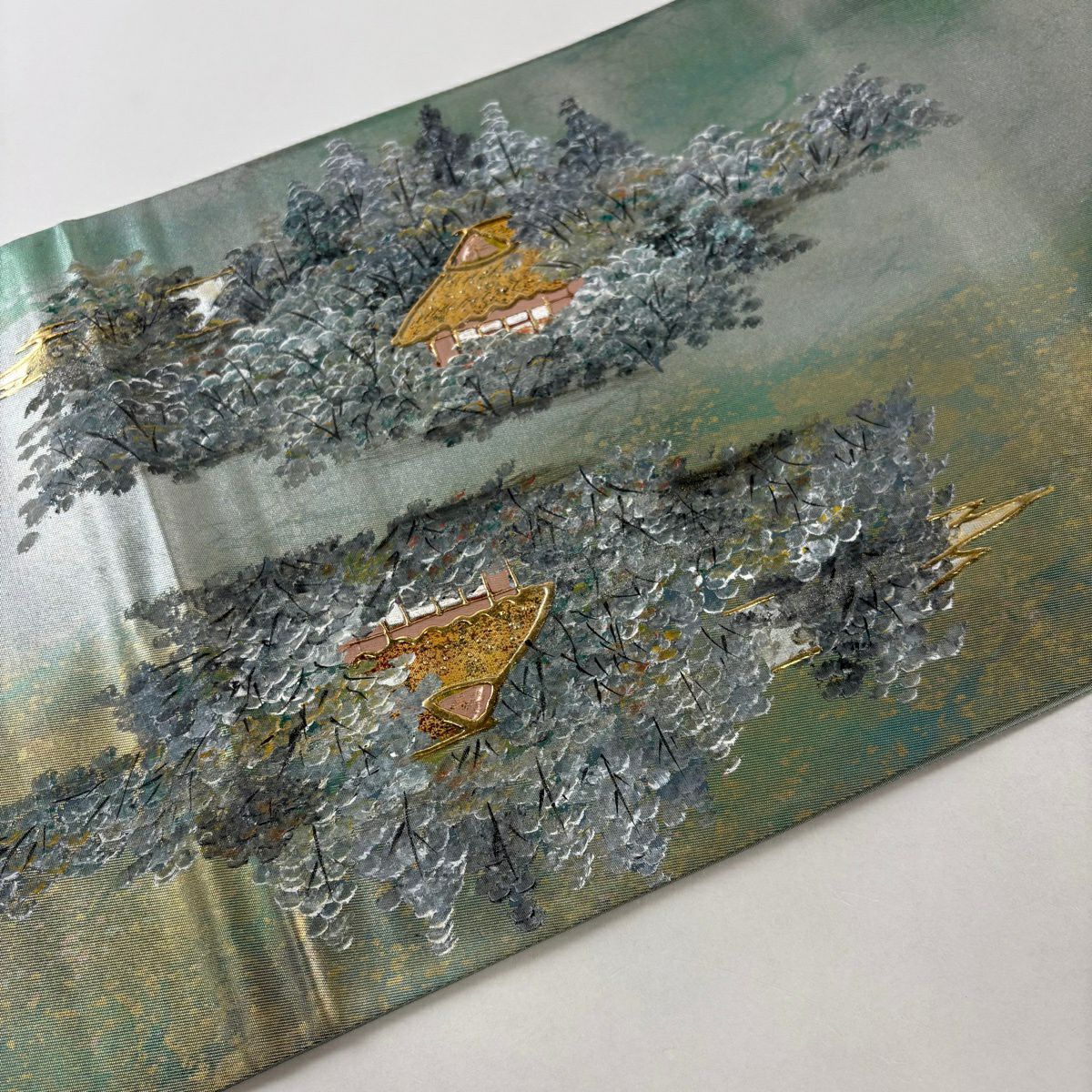 【美品】 袋帶 名品級 落款あり 建築物 樹木 螺鈿 金銀彩 灰綠 お太鼓柄 純蠶絲