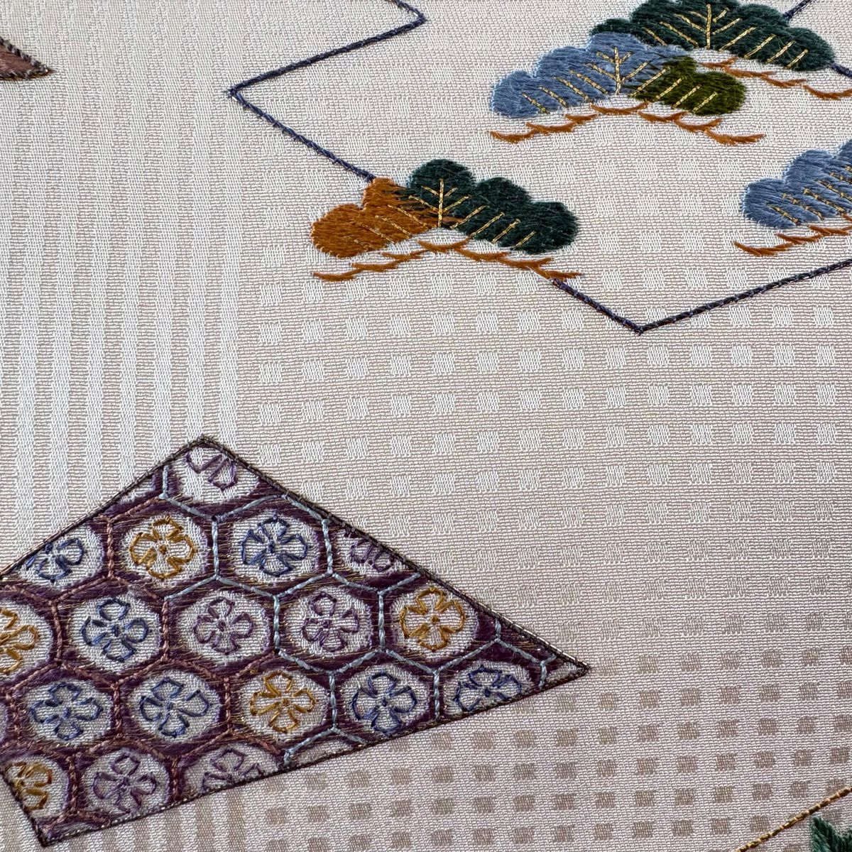 【美品】 名古屋帶 秀品級 松樹皮菱 松樹竹子梅花 刺繡 金銀彩 米色 純蠶絲