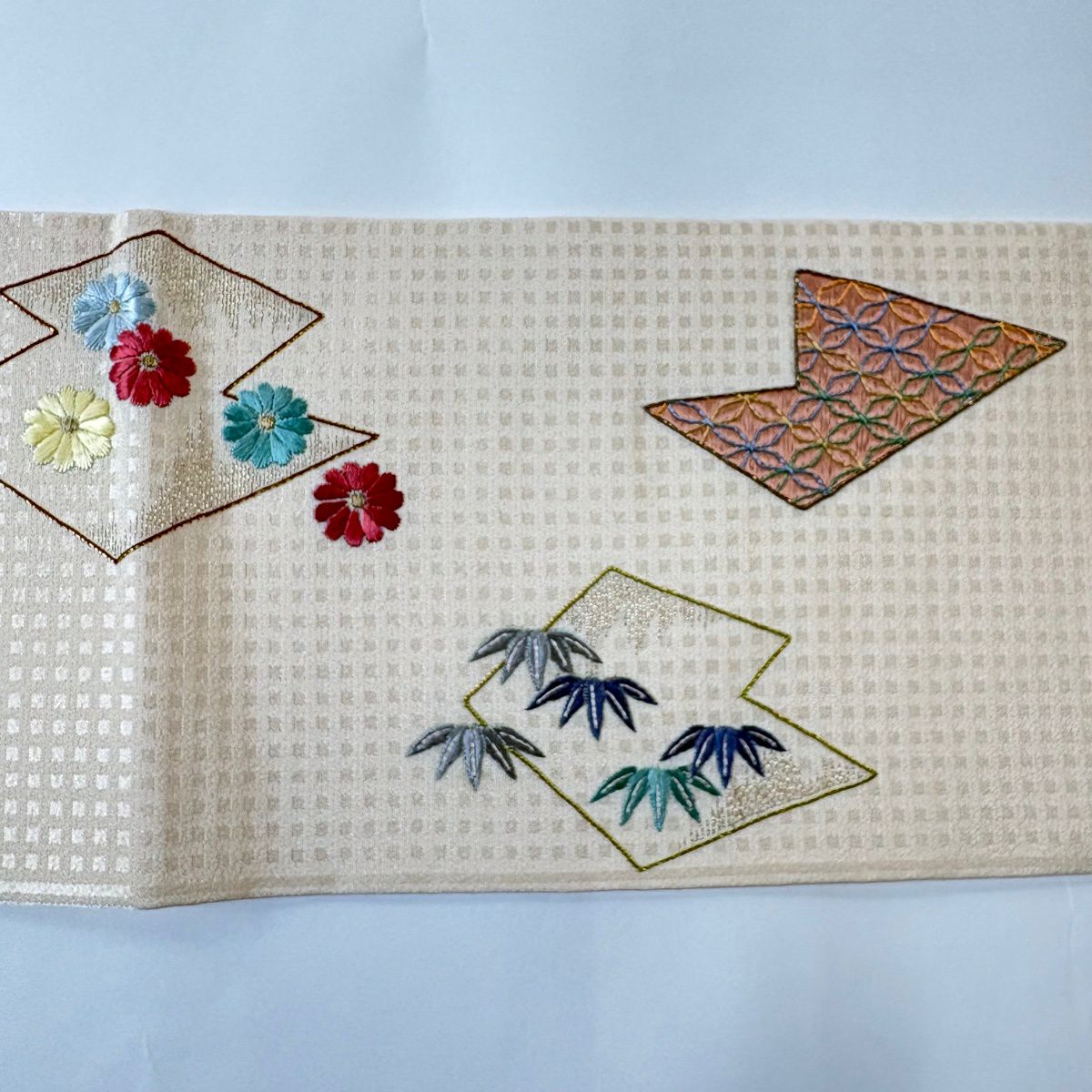 【美品】 名古屋帶 秀品級 松樹皮菱 松樹竹子梅花 刺繡 金銀彩 米色 純蠶絲