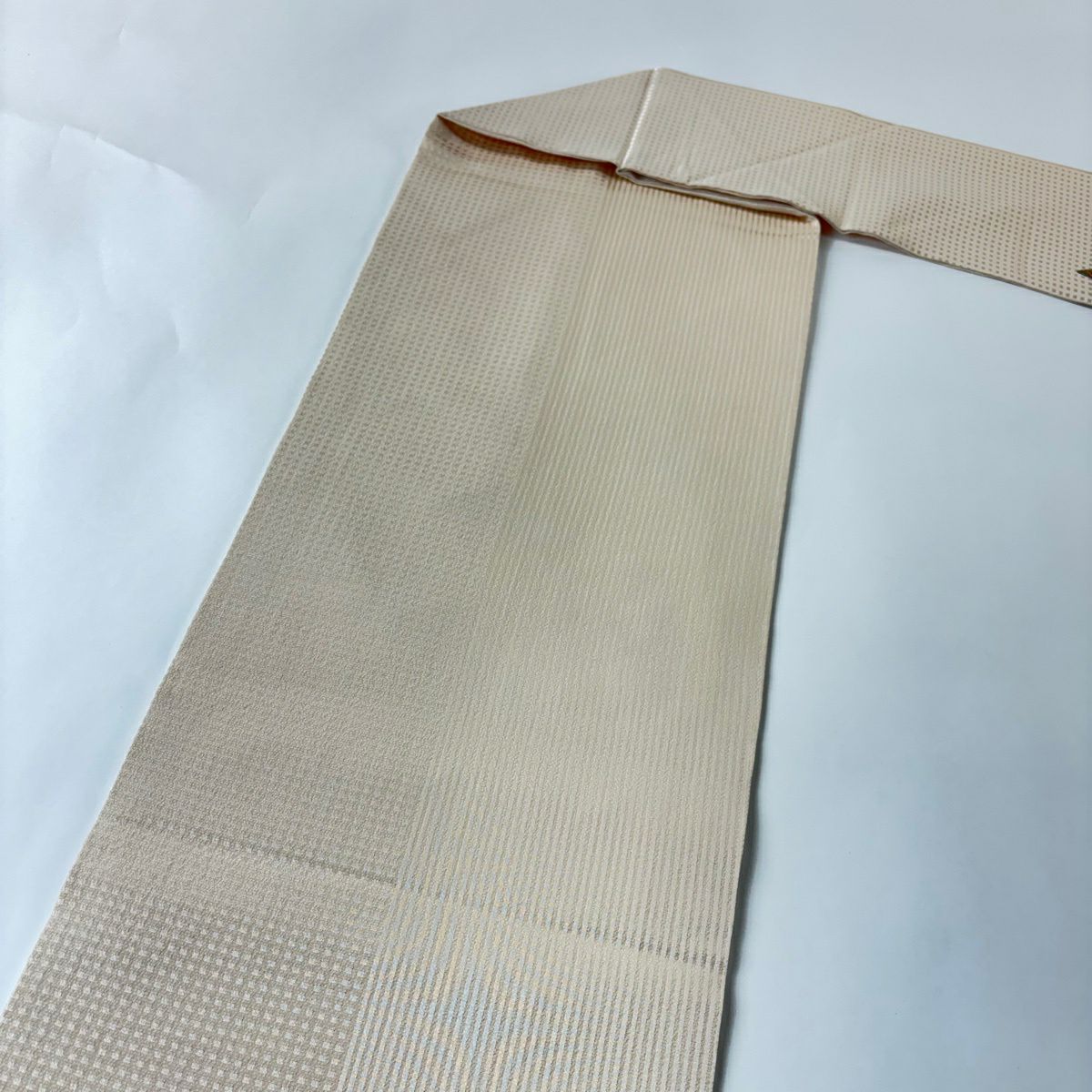 【美品】 名古屋帶 秀品級 松樹皮菱 松樹竹子梅花 刺繡 金銀彩 米色 純蠶絲