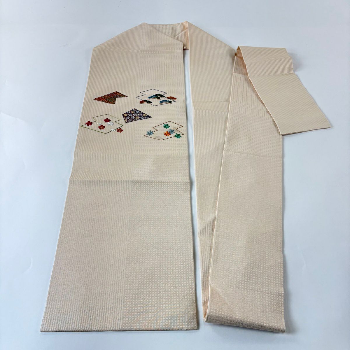 【美品】 名古屋帶 秀品級 松樹皮菱 松樹竹子梅花 刺繡 金銀彩 米色 純蠶絲