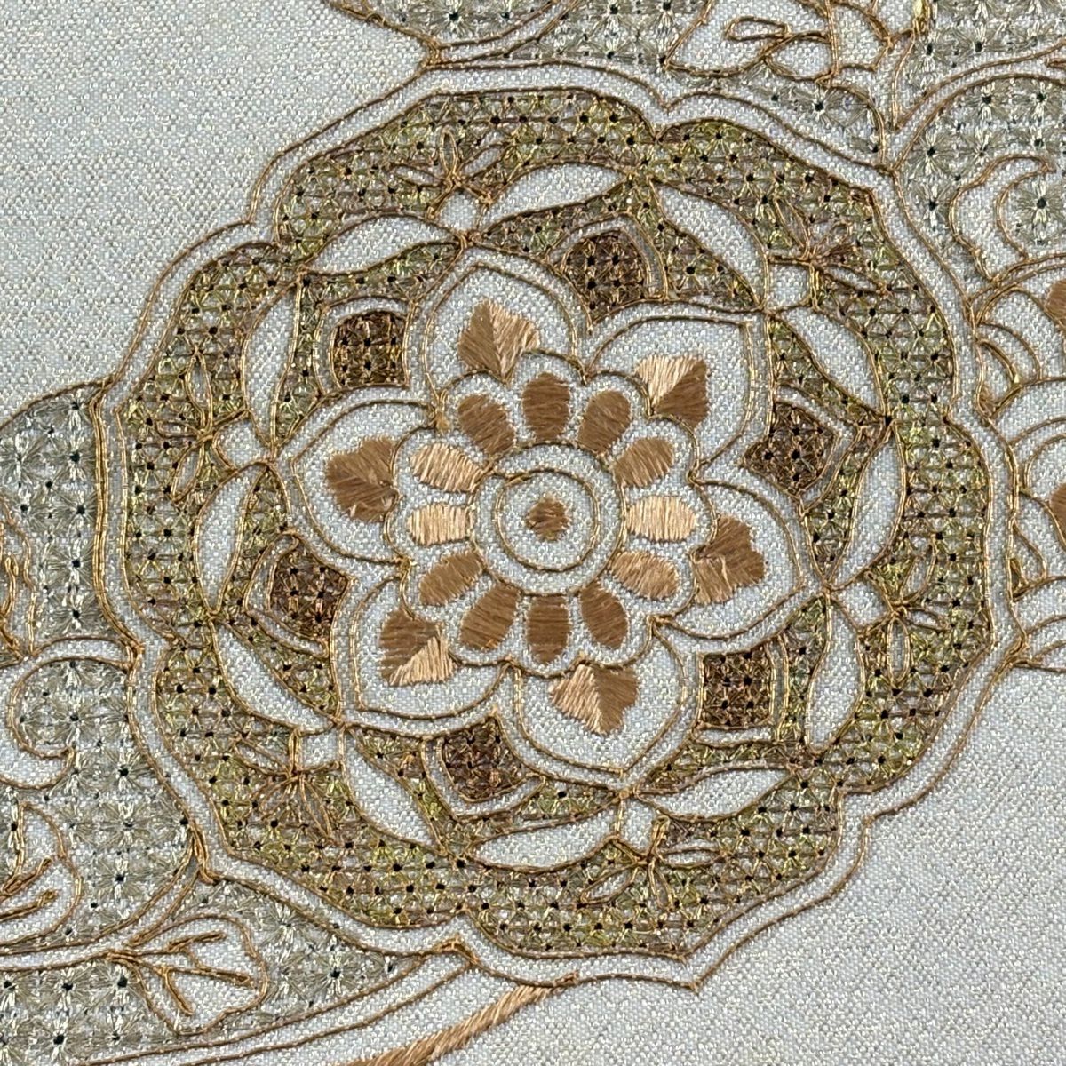 袋帶 秀品級 華紋 草花紋紋 金絲刺繡 米色 お太鼓圖案 純蠶絲