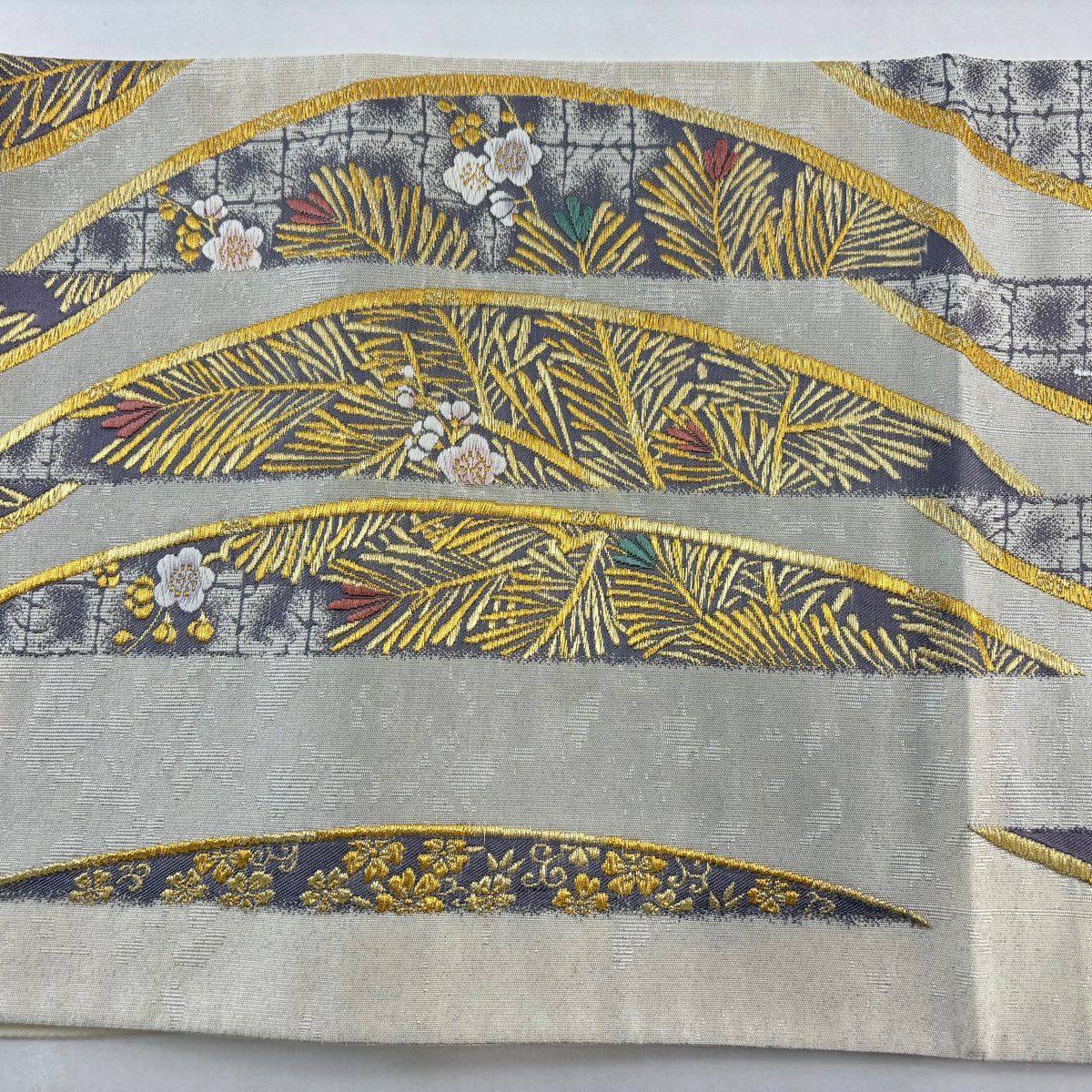 【美品】 袋帶 秀品級 若松樹 梅花 金銀絲 刺繡 奶油 六通 純蠶絲
