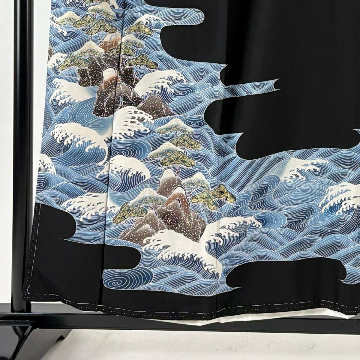 【美品】 黑留袖禮服 身長156.5cm 袖長63.5cm S 雙層 落款あり 波頭 笠松樹 金銀彩 黑 純蠶絲 秀品級