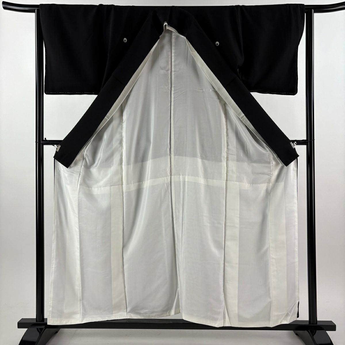 【美品】 黑留袖禮服 身長156.5cm 袖長63.5cm S 雙層 落款あり 波頭 笠松樹 金銀彩 黑 純蠶絲 秀品級