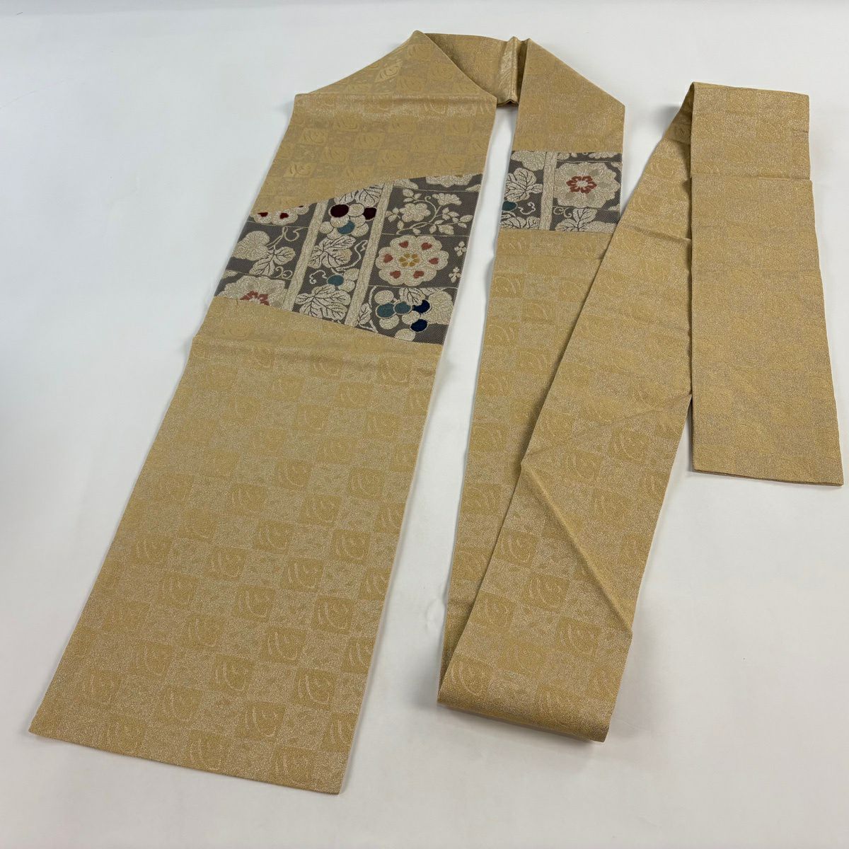【美品】 名古屋帶 逸品級 華紋 葡萄 金銀絲 切嵌 米色 純蠶絲