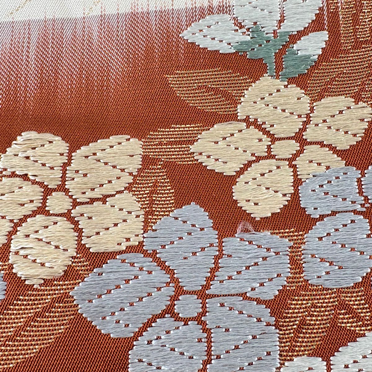 【美品】 袋帶 秀品級 草花紋紋 段紋刺繡 金金箔 灰白 六通 純蠶絲