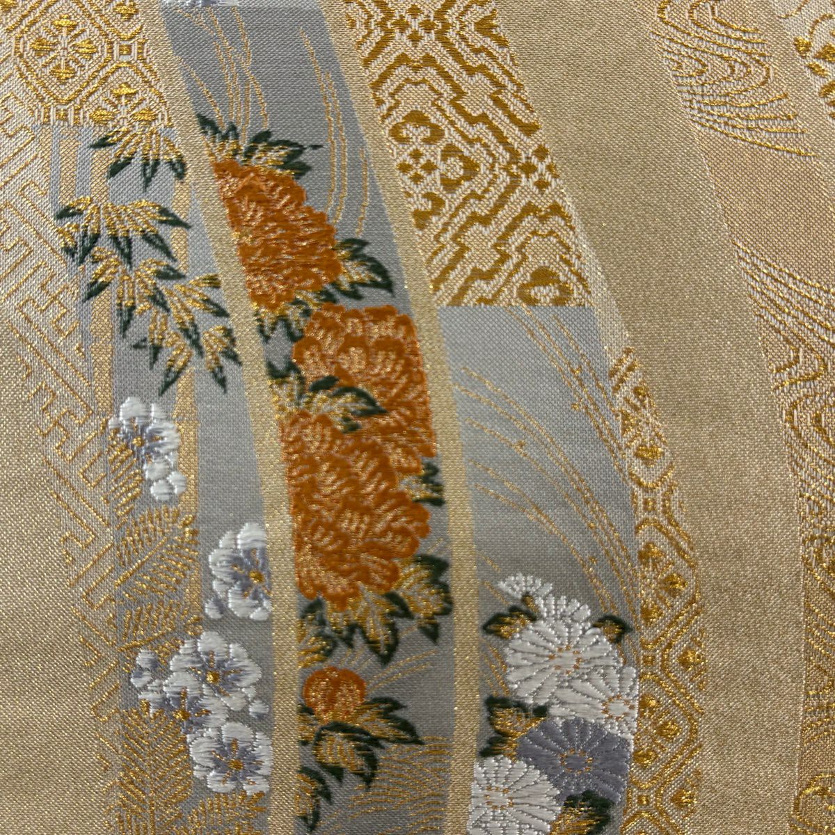 【美品】 袋帶 秀品級 秋草 流水 金絲 金金箔 米色 六通 純蠶絲
